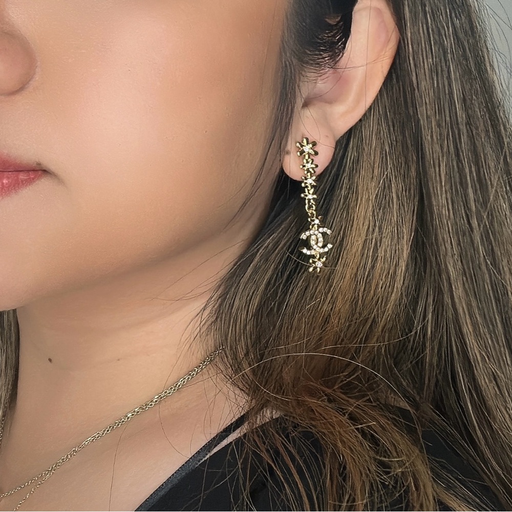 ❌ SOLD ❌ Chanel Drop Gold Earrings CC Logo and Floral Design - Picture 5 of 6